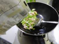 家常菜西芹炒虾仁做法图解6)