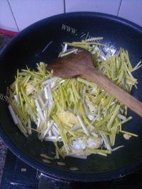 饱满的蒜黄炒鸡蛋做法图解8)