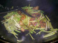 「念念不忘」芹菜炒肉做法图解5)