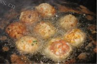 美味的糖醋肉丸做法图解7)