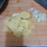 十分诱人的排骨炖土豆的做法图解二