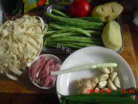 美味的土豆豆角焖面做法图解1)