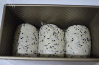 美味的黑芝麻米饭吐司做法图解13)
