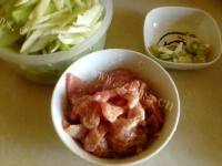 家常菜肉片炒西芹做法图解3)