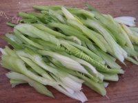 家常菜肉片炒芹菜做法图解3)
