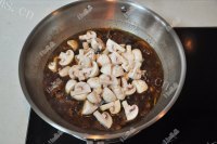 美味的蘑菇烧牛腩做法图解7)