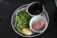 常吃不腻的蒜苔木耳炒肉做法图解1)