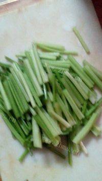 家常菜芹菜炒豆腐皮做法图解2)
