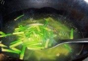 美味的肉丝蒜苗做法图解2)
