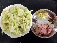好吃的香肠烧菜花做法图解1)