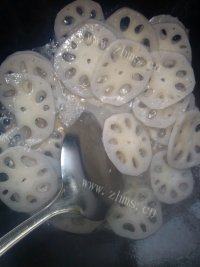 口感饱满的番茄藕片做法图解5)