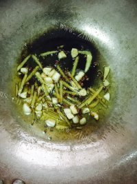 鲜美可口的干煸四季豆做法图解5)