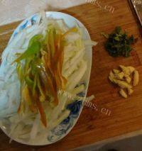 家常菜酸辣白菜丝做法图解1)