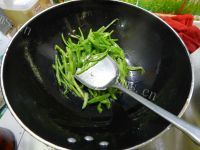 美味的青椒炒面筋做法图解6)