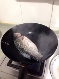 美味的萝卜鲫鱼汤做法图解2)