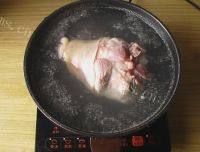 美味的酱汁肘子做法图解2)