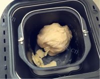 香气浓郁的辫子面包做法图解4)