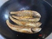 美味的香煎三牙鱼做法图解4)