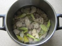 美味的竹笋鸡汤做法图解5)