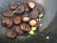 家常的香菇焖油豆腐油条的做法图解三