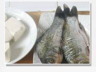 鲫鱼豆腐汤做法图解1)