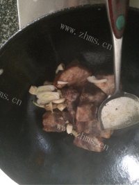 色香味浓的红烧排骨做法图解4)