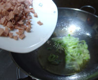 美味的胡萝卜炒饭做法图解6)