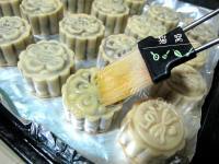 自制广式蛋黄月饼做法图解12)