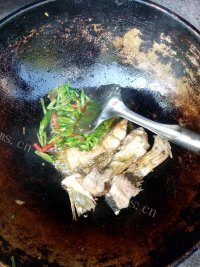 麻辣的辣椒煮蒸鱼做法图解5)