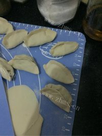 五味俱全的韭菜水饺做法图解4)