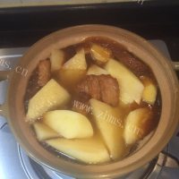 好吃的五花肉炖土豆做法图解8)