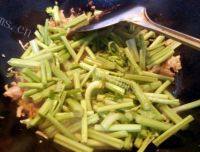 自制芹菜炒粉条做法图解13)