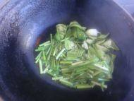 蒜苔辣椒炒鸡蛋做法图解6)
