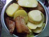 家常菜土豆扣肉做法图解5)