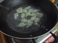 自制荠菜鸡蛋水饺做法图解14)