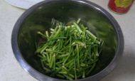 鲜美的蒜薹炒肉丝做法图解3)