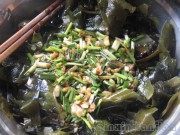 美味的凉拌螺旋藻做法图解3)