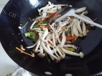 好吃的青椒炒双菇做法图解8)