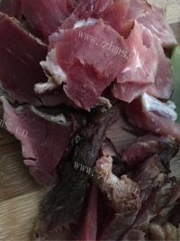 莴笋炒腊肉做法图解3)