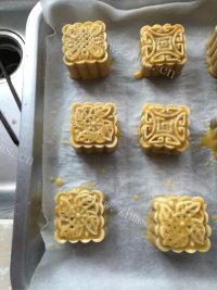 自制广式莲蓉月饼做法图解9)