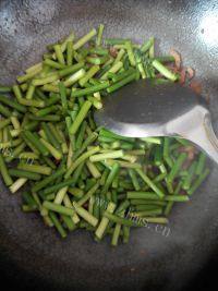 家常菜蒜苔炒肉做法图解7)