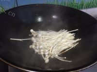 特下饭的金针菇炒肉做法图解7)
