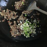 家常菜干煸四季豆做法图解12)