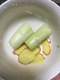 美味的黄豆猪蹄汤做法图解3)