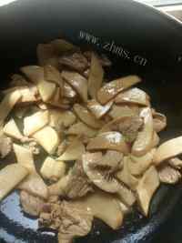 口感不错的杏鲍菇炒肉片做法图解4)