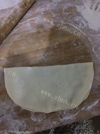 清脆爽口的韭菜盒子做法图解4)
