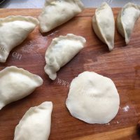 美味的韭菜盒子做法图解8)