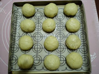 自制葡萄干小餐包做法图解7)