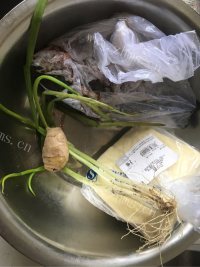 美味的砂锅鲫鱼炖豆腐做法图解1)