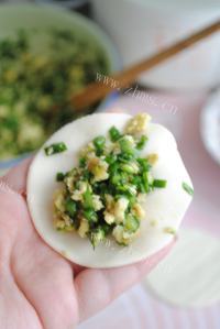 色香味俱全的鸡蛋韭菜饺子做法图解6)